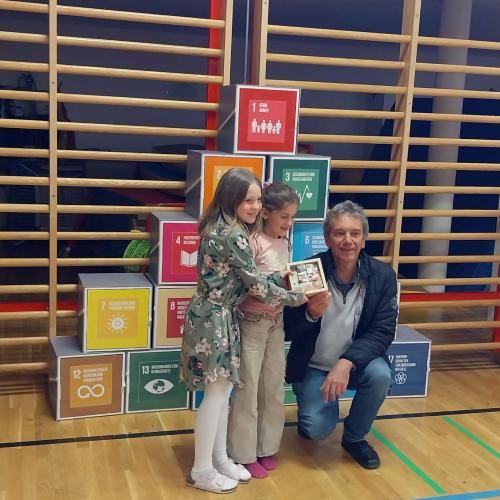 Kinder mit Stefan Pleger von Kindern eine Chance vor einer Pyramide mit den SDGs