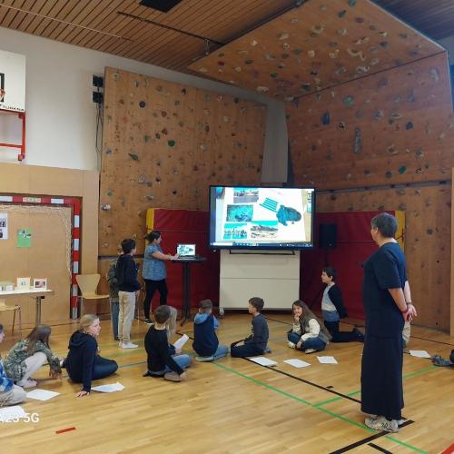 Kinder präsentieren ihr Projekt