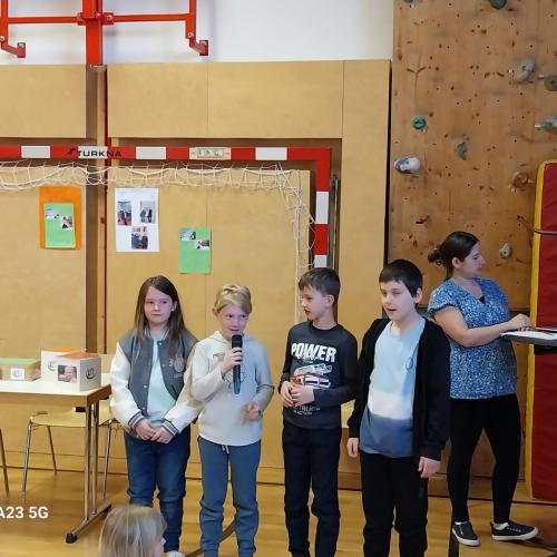 Kinder präsentieren ihr Projekt