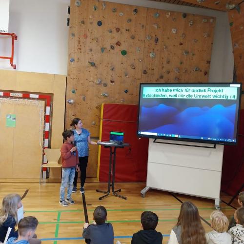 Kinder präsentieren ihr Projekt