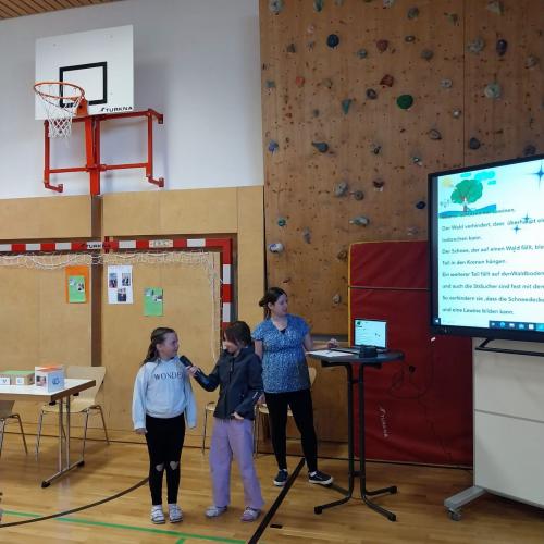 Kinder präsentieren ihr Projekt