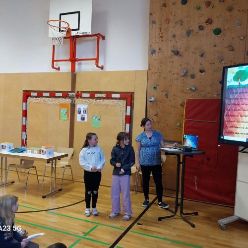 Kinder präsentieren ihr Projekt