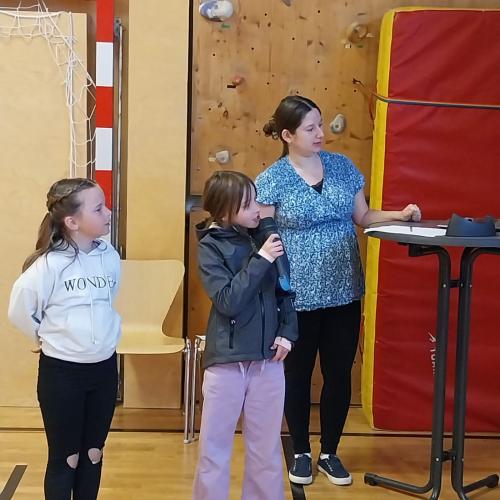 Kinder präsentieren ihr Projekt
