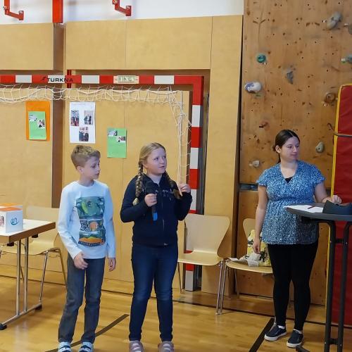 Kinder präsentieren ihr Projekt