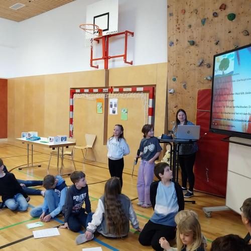 Kinder präsentieren ihr Projekt