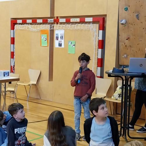 Kinder präsentieren ihr Projekt