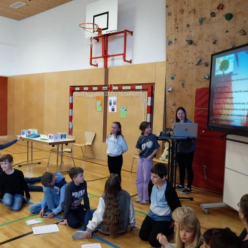 Kinder präsentieren ihr Projekt