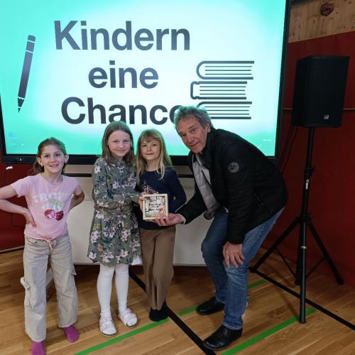 3 Mädchen mit Stefan Pleger und ihrer Spendenbox