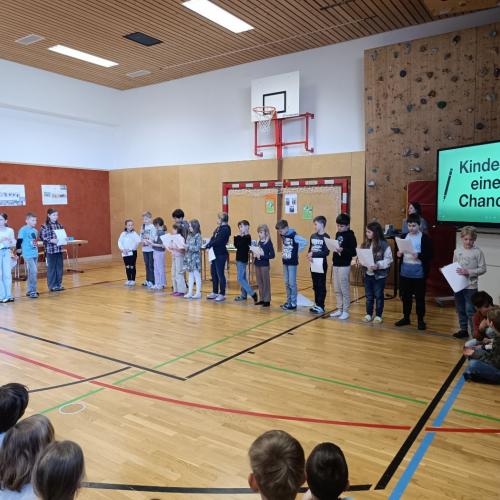 Kinder präsentieren ihr Projekt