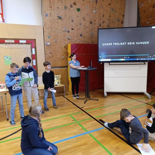 Kinder präsentieren ihr Projekt