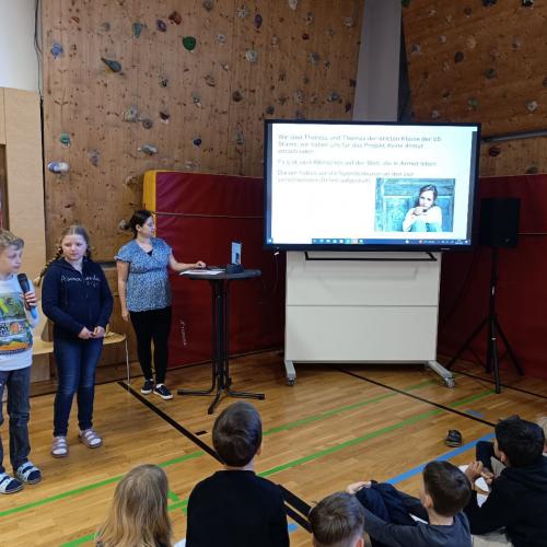 Kinder präsentieren ihr Projekt
