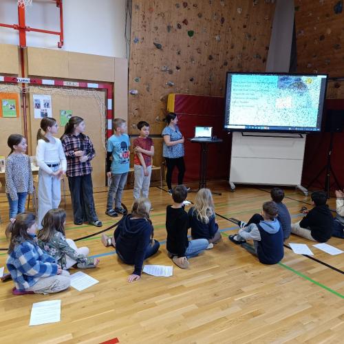 Kinder präsentieren ihr Projekt