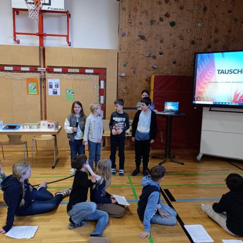 Kinder präsentieren ihr Projekt