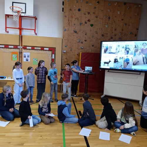 Kinder präsentieren ihr Projekt