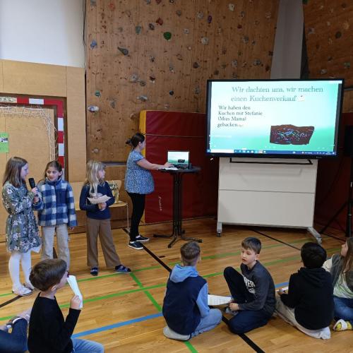 Kinder präsentieren ihr Projekt