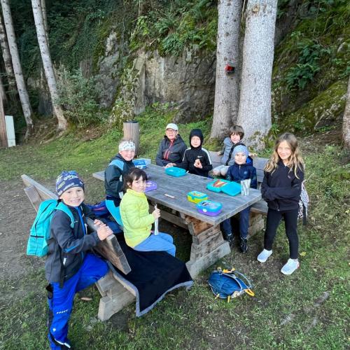 eine Kindergruppe beim Jausnen