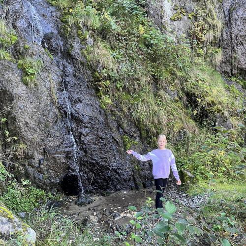 Mädchen am Wasserfall