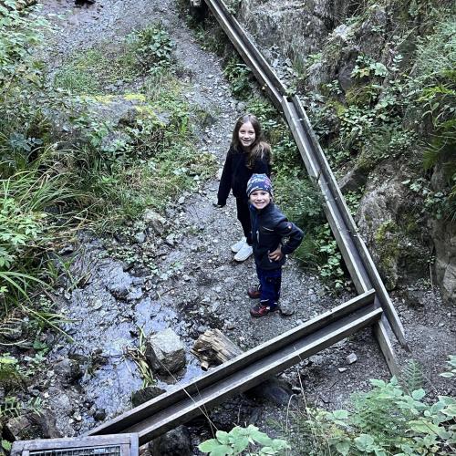 Kinder am Wasserlauf