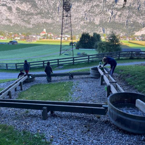 Kinder beim Spielen mit Wasser