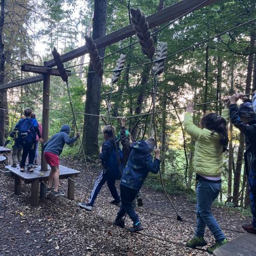 Kinder beim Überqueren eines Parcours