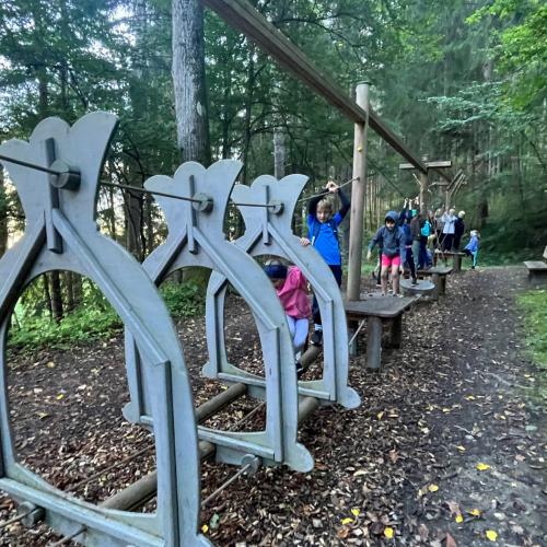 Kinder beim Klettern