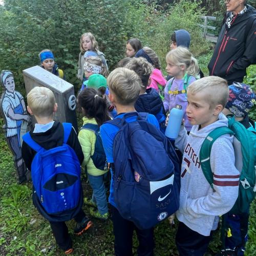 Kinder beim Hören einer Geschichte