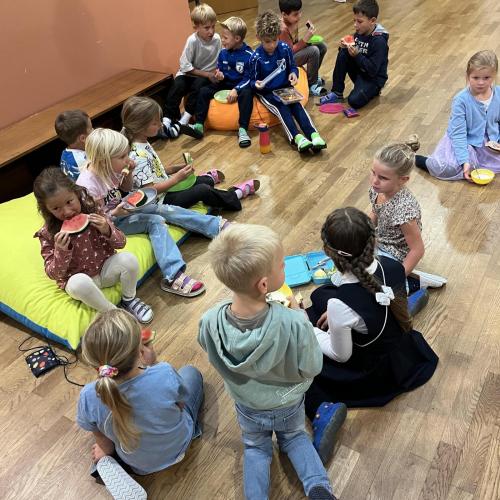 Viele Kinder jausnen gemeinsam.