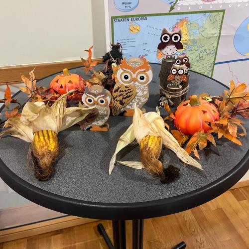 Herbstdeko auf einem kleinen Stehtisch