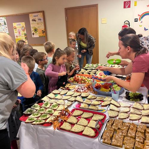 Mamas teilen den Kindern die Jause aus