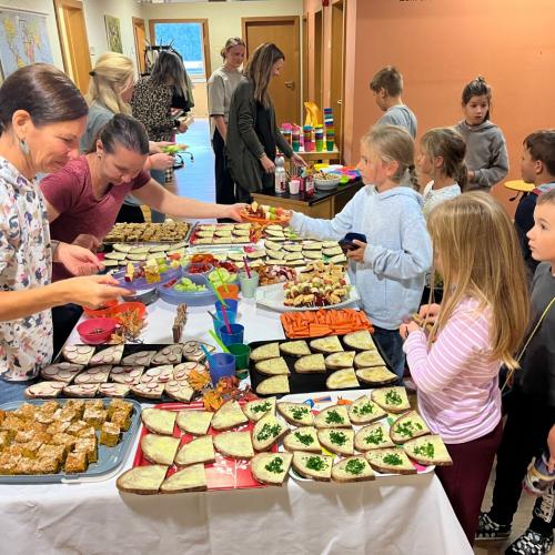Kinder wählen aus dem Angebot aus.