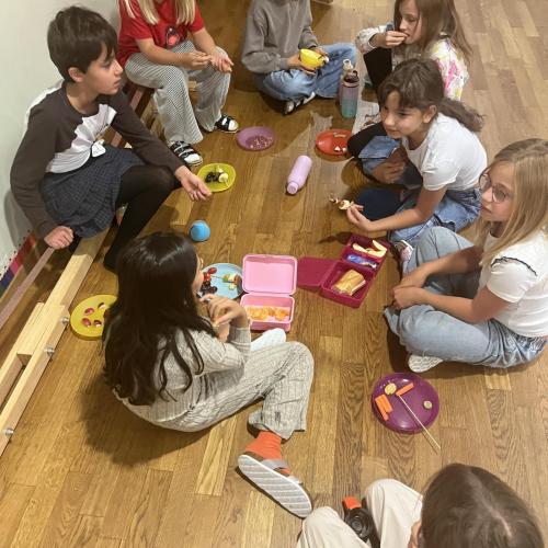 Kinder der 2.Klasse beim Jausnen