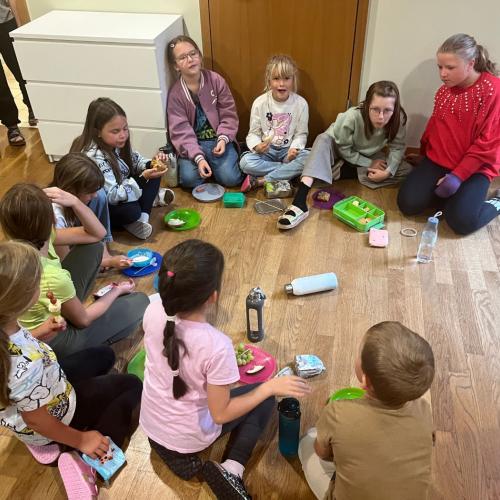 Kinder der 4.Klasse beim Jausnen