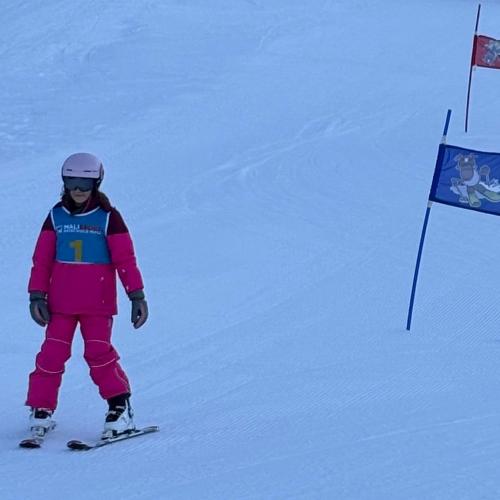 Kind beim Schirennen