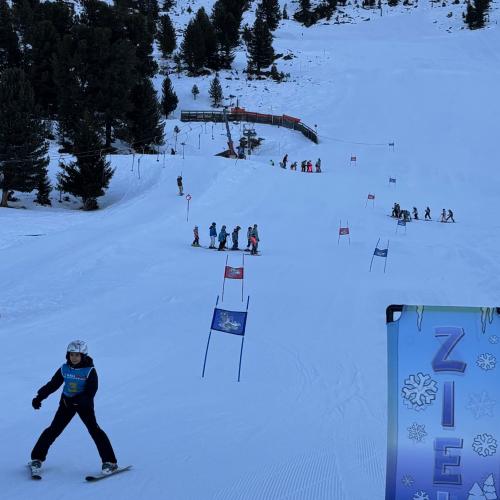 Kind beim Schirennen