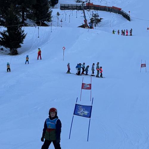 Kind beim Schirennen