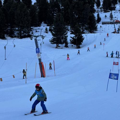 Kind beim Schirennen