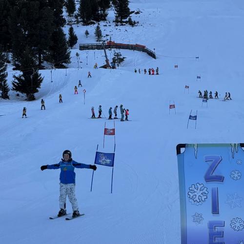 Kind beim Schirennen