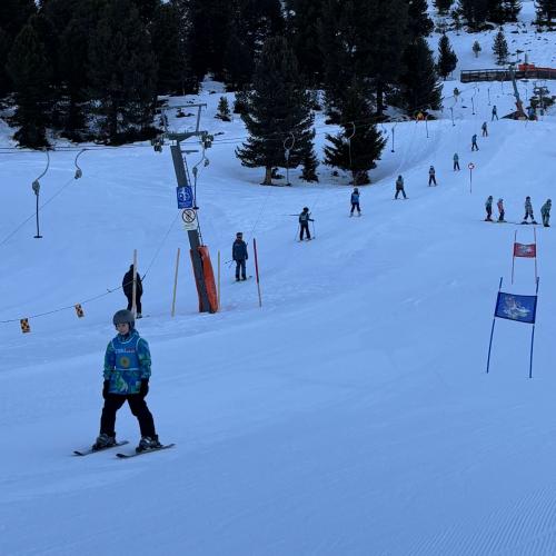 Kind beim Schirennen