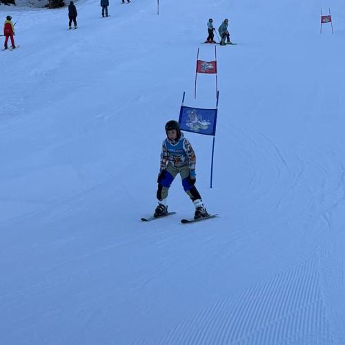 Kind beim Schirennen