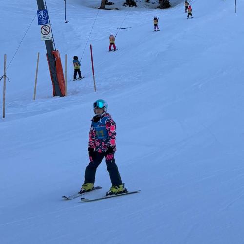 Kind beim Schirennen