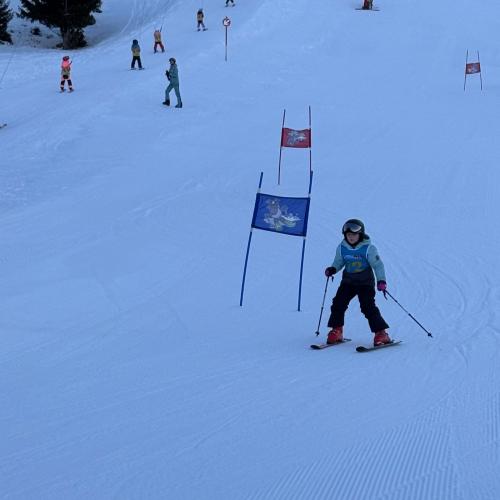 Kind beim Schirennen