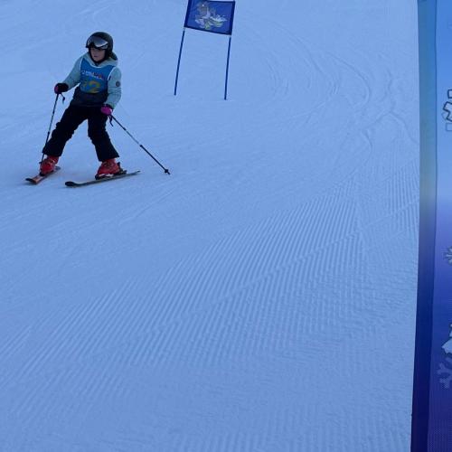 Kind beim Schirennen