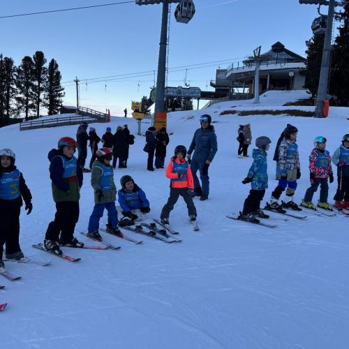 Kind beim Schirennen