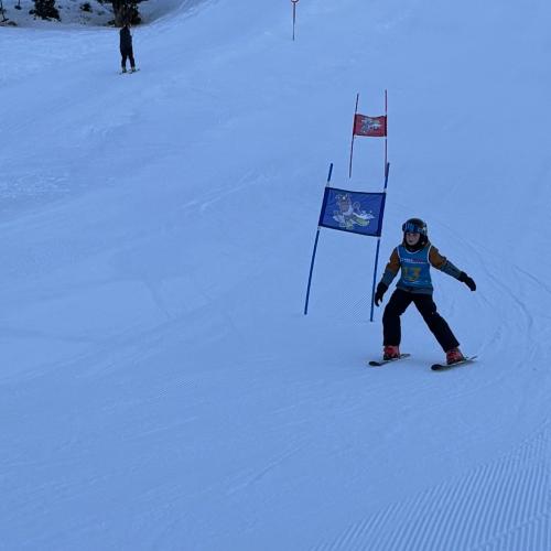 Kind beim Schirennen