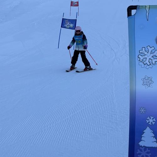 Kind beim Schirennen