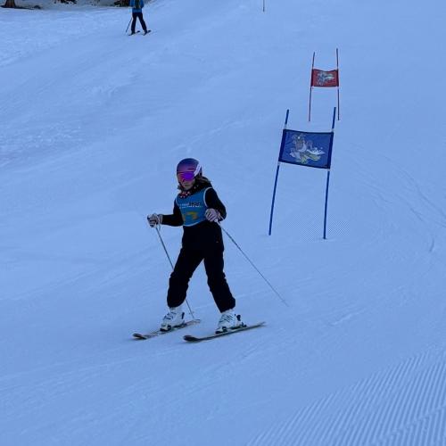 Kind beim Schirennen