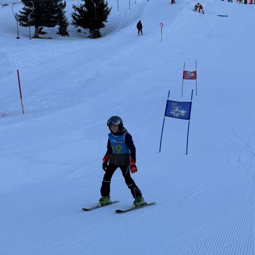 Kind beim Schirennen