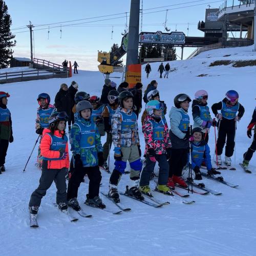 Kind beim Schirennen