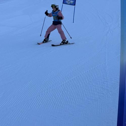 Kind beim Schirennen