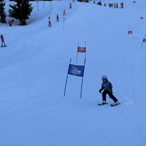 Kind beim Schirennen